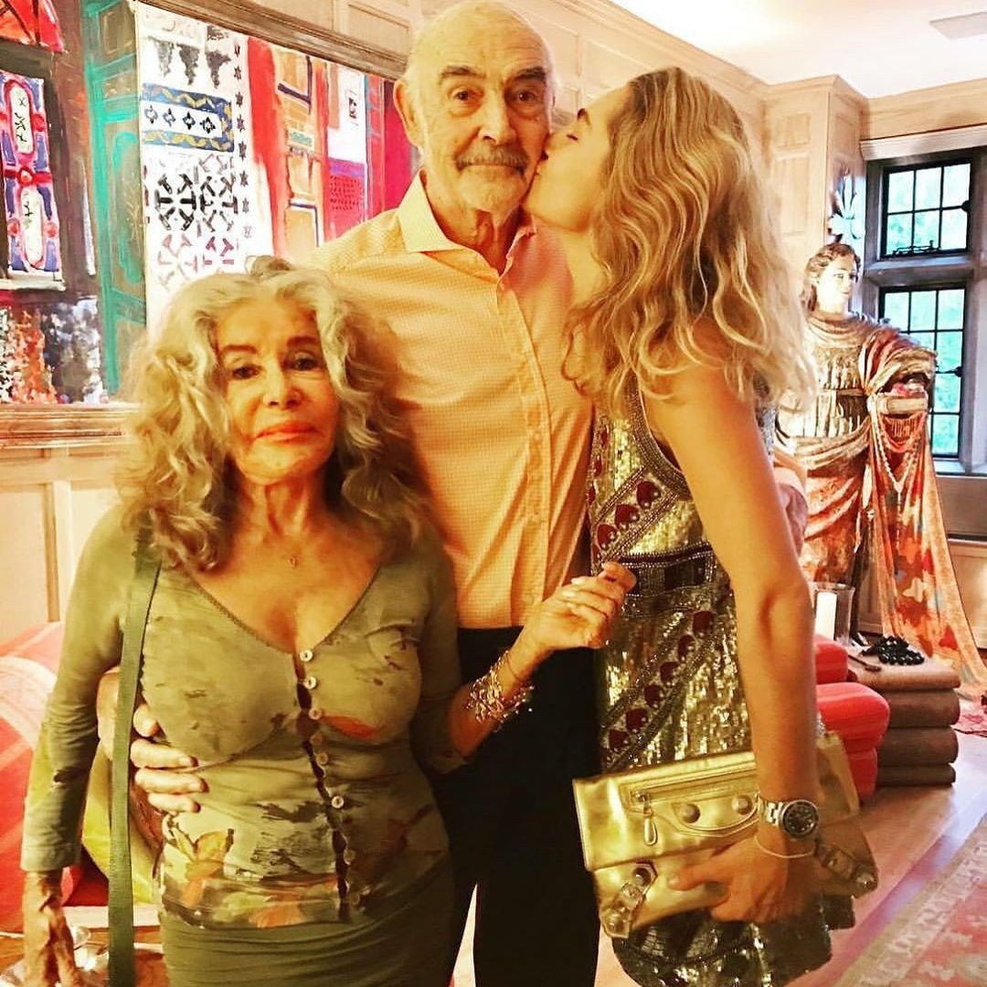 Sean Connery s manželkou a dcerou v roce 2019.