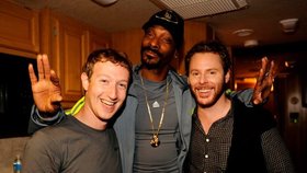 Otcové Facebooku Marc Zuckerberg (vlevo) a Sean Parker se vyfotili s rapperem Snoop Doggem