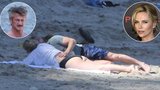 Ručka šmátralka: Sean Penn na pláži osahával svou milou Charlize Theron