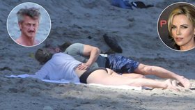 Ručka šmátralka: Sean Penn na pláži osahával svou milou Charlize Theron