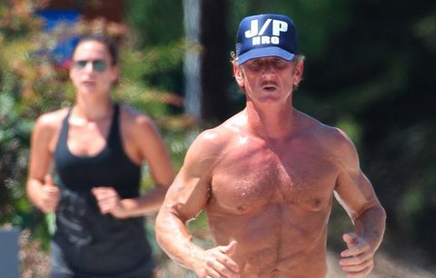 Sean Penn na sobě tvrdě dře a vypadá dobře