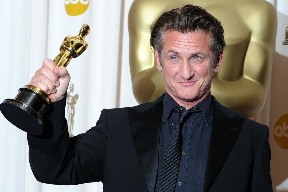 Sean Penn se soškou Oscara