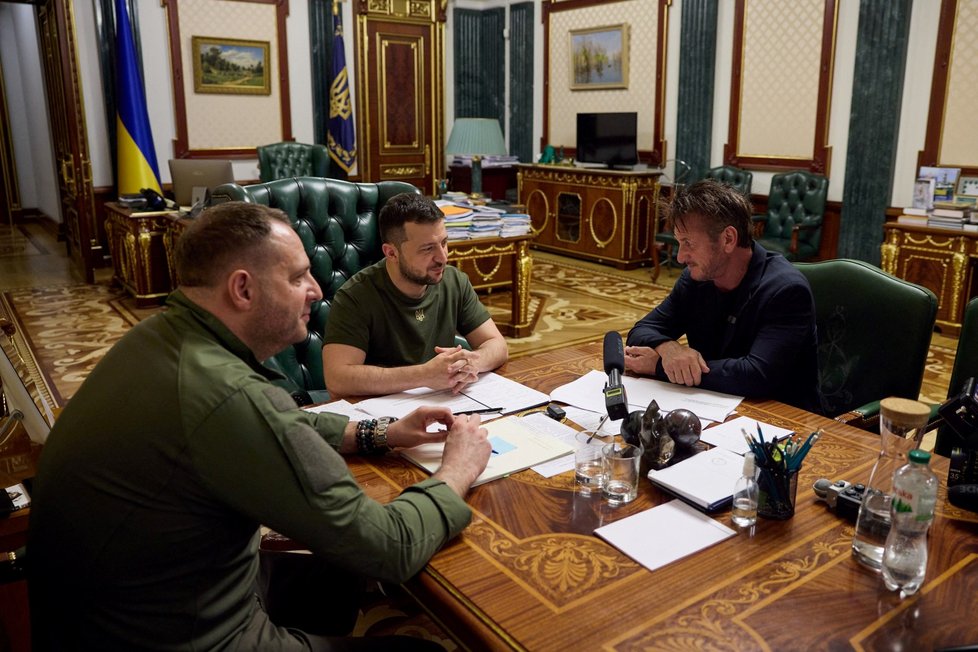 Sean Penn na Ukrajině navštívil Zelenského.