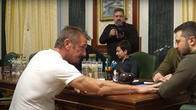 Americký herec Sean Penn předal Zelenskému svého Oscara. Trofej mu má vrátit poté, co Ukrajina zvítězí