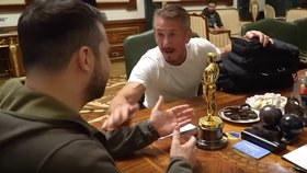 Americký herec Sean Penn předal Zelenskému svého Oscara. Trofej mu má vrátit poté, co Ukrajina zvítězí