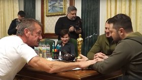 Americký herec Sean Penn předal Zelenskému svého Oscara. Trofej mu má vrátit poté, co Ukrajina zvítězí