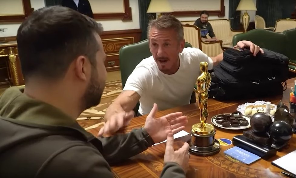 Americký herec Sean Penn předal Zelenskému svého Oscara. Trofej mu má vrátit poté, co Ukrajina zvítězí