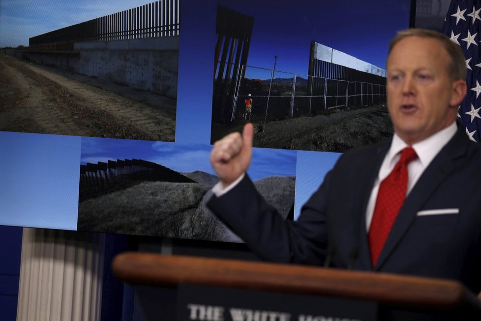 Mluvčí amerického prezidenta Sean Spicer a Trumpova „velká mexická zeď“