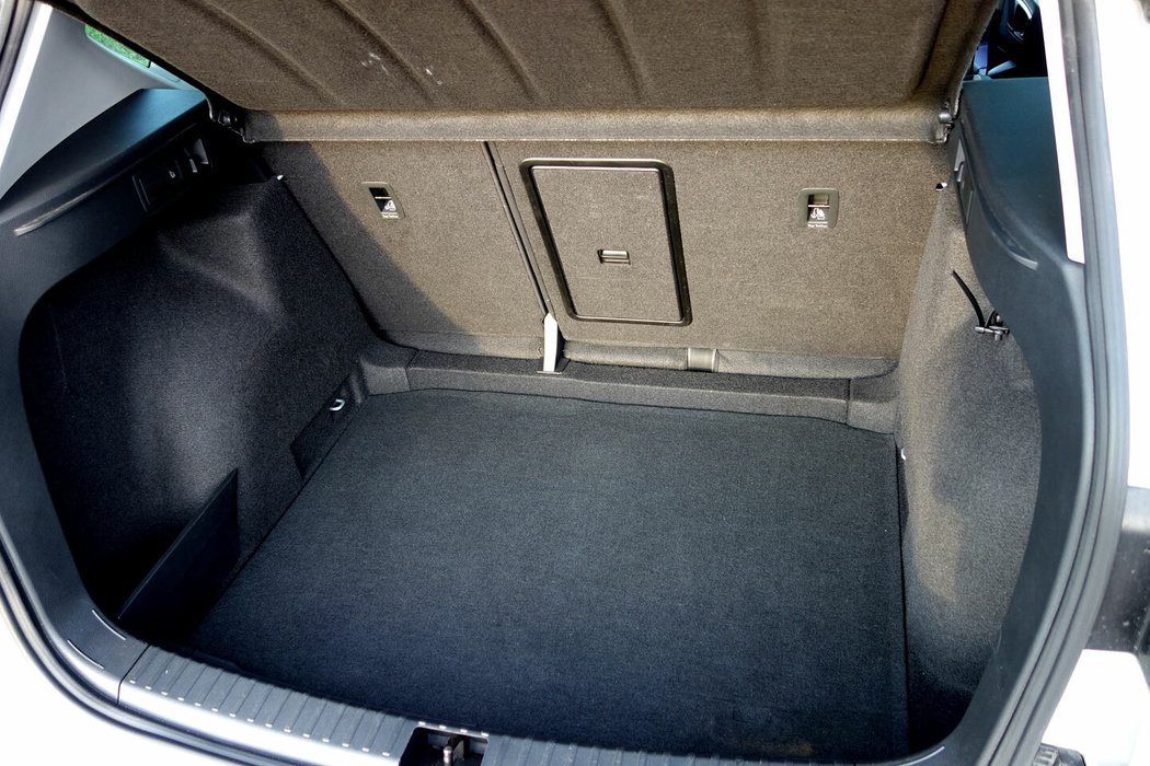 Ateca má proti karoqu nepatrně menší kufr s objemem 510 l a jen základní variabilitu zadních sedadel. Možnost bezdotykového ovládání pátých dveří „virtuálním pedálem“ u prvního ročníku chyběla.