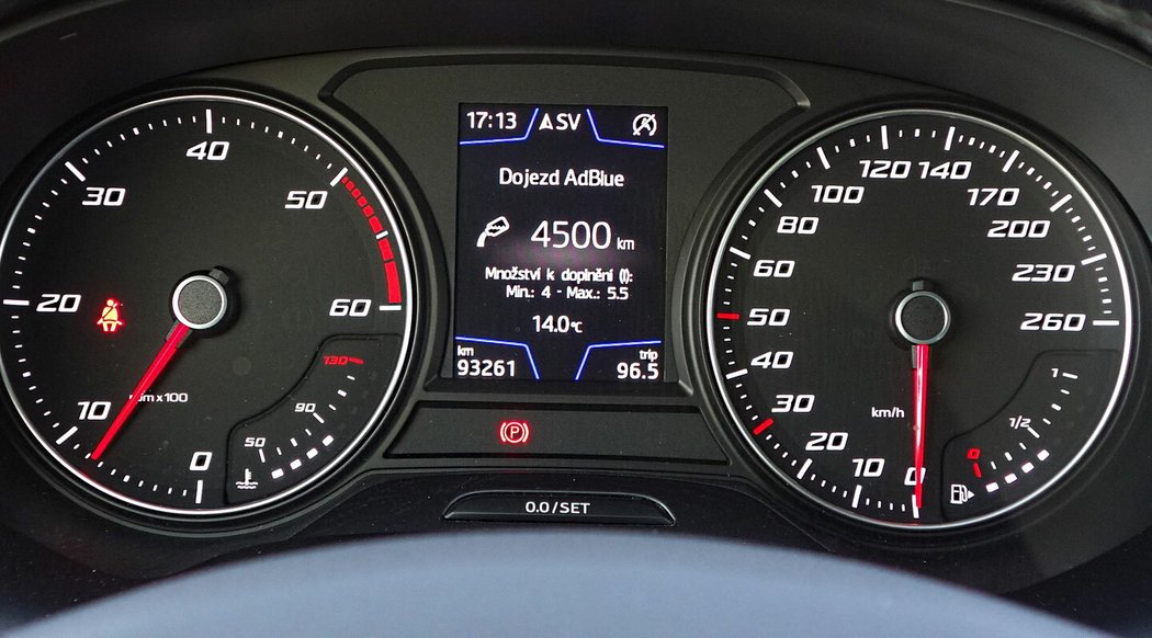 Obecnou výhodou koncernových vozů je průběžný monitoring stavu AdBlue a srozumitelné doporučení pro řidiče, například „doplňte nejméně 4, maximálně 5,5 litru“