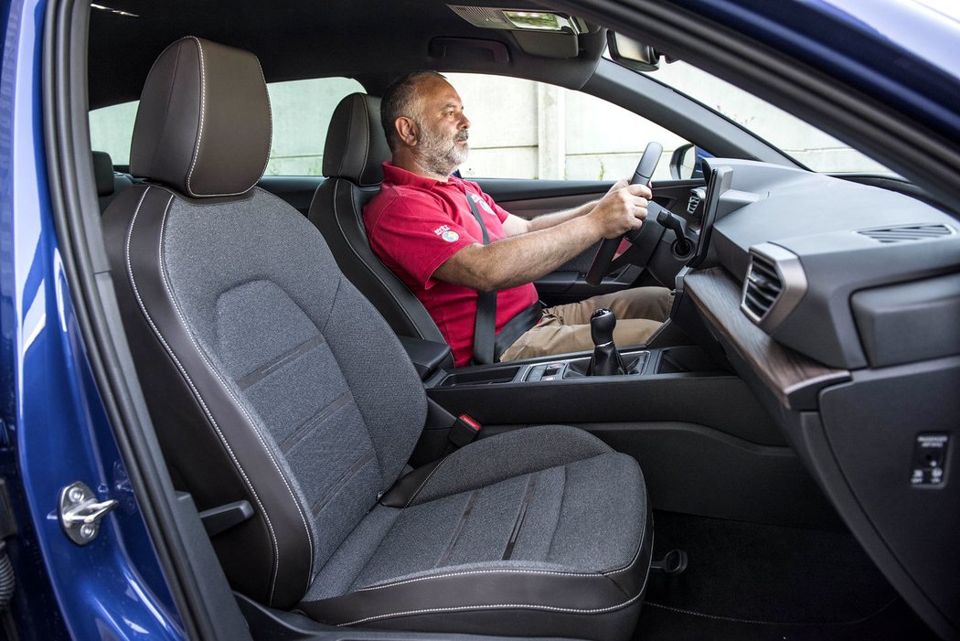 Seat Leon Sportstourer je postavený na stejné modulární platformě jako Škoda Octavia Combi, takže posádce nabízí stejně místa – hlavně cestující vzadu budou mít před koleny spoustu volného prostoru.