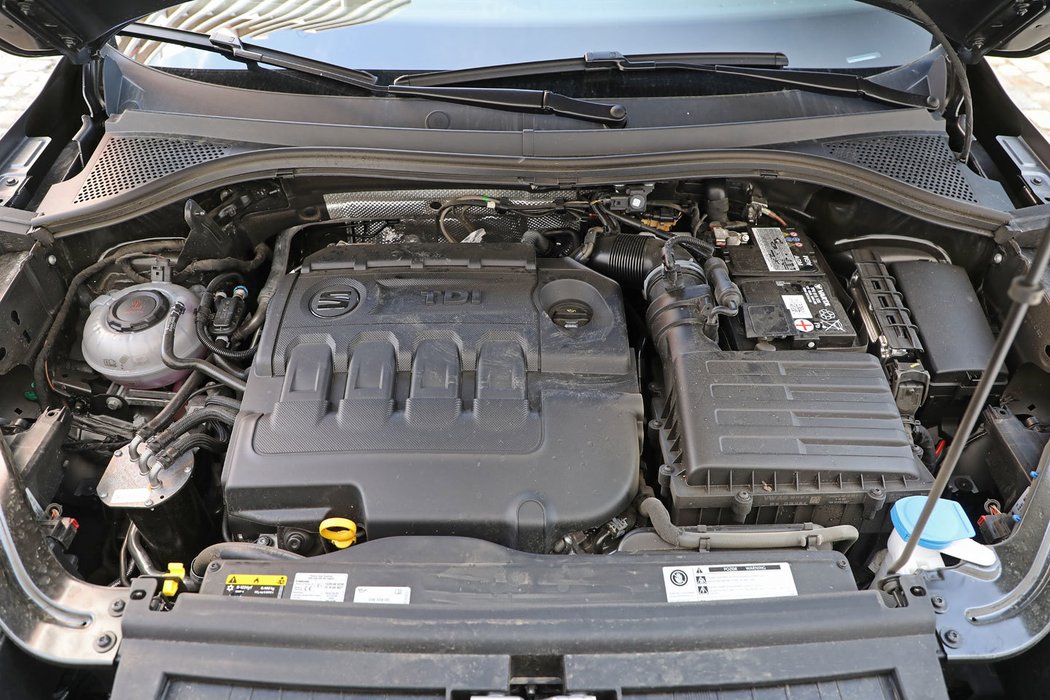 Turbodiesel použitý u španělského konkurenta nám připadá hodně přidušený, aby splnil současné přísné emisní limity. V tarraku totiž slouží ještě starší dvoulitr EA 288, který za mercedesem zaostává nejen v dynamice, ale i spotřebě.