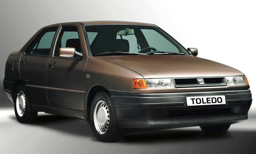 Pětimístný sedan nižší střední třídy SEAT Toledo dostal líbivou pětidveřovou karoserii navrženou studiem Italdesign.