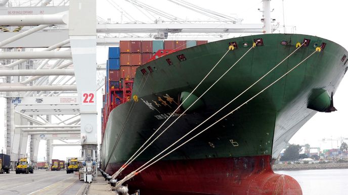 Čínská loď kotví v přístavu v kalifornském Long Beach