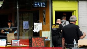 Policie na místě činu: V kavárně, kde řádil šílený střelec