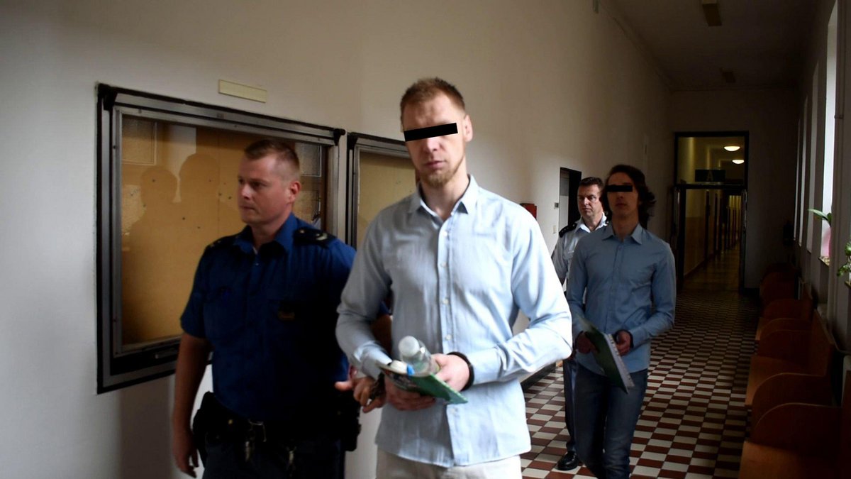 Jana T. (35, v popředí) a Dennise K. (23) přivádí eskorta k jednání u Krajského soudu v Ostravě.
