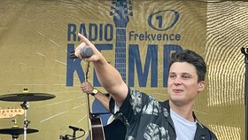 Sebastian Navrátil, který vystupuje pod svým křestním jménem Sebastian, byl tuto středu hlavní hvězdou Radiokempu Frekvence 1