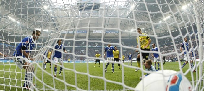 Dortmundský kapitán Sebastian Kehl střílí vítězný gól v zápase s Schalke. Gól, který posunul Borussi zase o krok blíže k titulu.