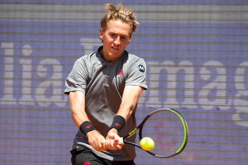 Sebastian Korda si letošní narozeniny moc neužil. Ve výjimečný den ho v prvním kole Wimbledonu vyřadil český tenista Jiří Veselý