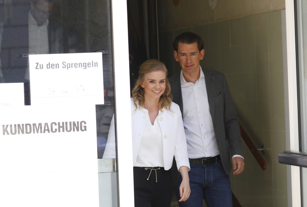 I přes dobré výsledky u eurovoleb padla vláda, na fotografii Sebastian Kurz, který šel volit s přítelkyní Susanne Thier