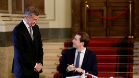 Rakouský kancléř Sebastian Kurz podepisuje na summitu zemí Visegrádské skupiny (V4) a Rakouska v Národním muzeu v Praze knihu návštěv vedle předsedy vlády České republiky Andreje Babiše. (16. 1. 2020)