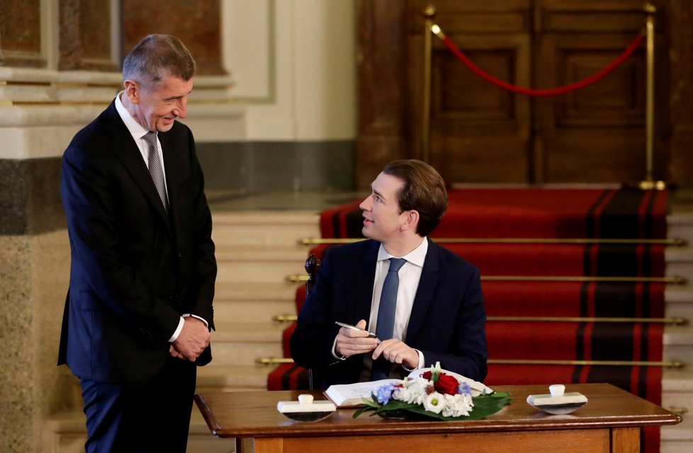 Rakouský kancléř Sebastian Kurz podepisuje na summitu zemí Visegrádské skupiny (V4) a Rakouska v Národním muzeu v Praze knihu návštěv vedle předsedy vlády České republiky Andreje Babise. (16. 1. 2020)