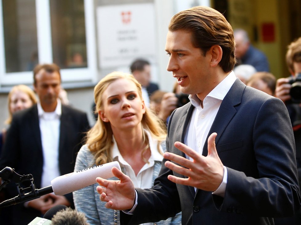 Rakouský premiér Sebastian Kurz po boku s přítelkyní Susanne Thierovou