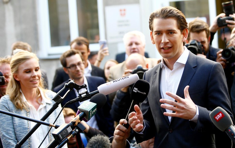 Předseda lidovců Sebastian Kurz odvolil v atmosféře hodné rockové hvězdy, když se musel prodrat davy novinářů.