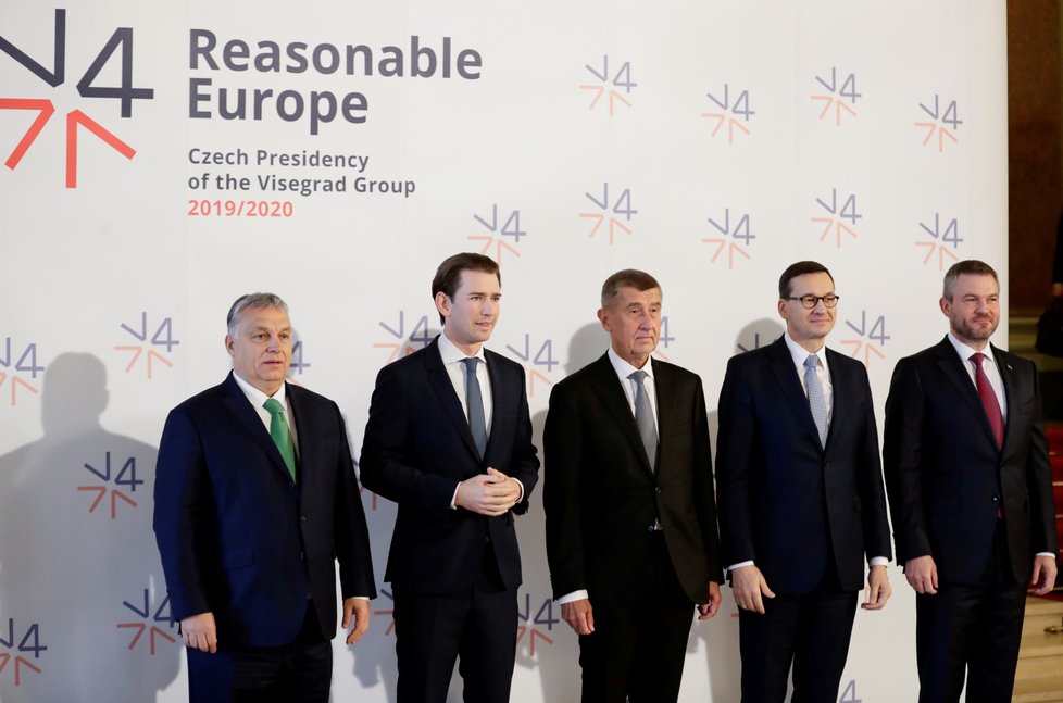 Maďarský premiér Viktor Orbán, slovenský premiér Peter Pellegrini, premiér České republiky Andrej Babiš, polský premiér Mateusz Morawiecki a rakouský kancléř Sebastian Kurz během summitu zemí Visegrádské skupiny (V4) a Rakouska v Národním muzeu v Praze. (16. 1. 2020)