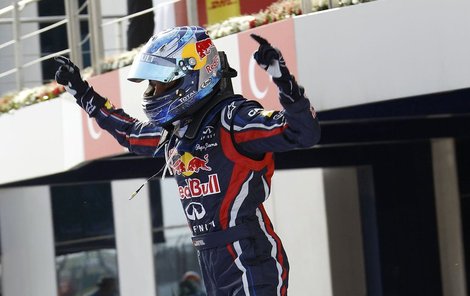 Sebastian Vettel si vychutnává další triumf.