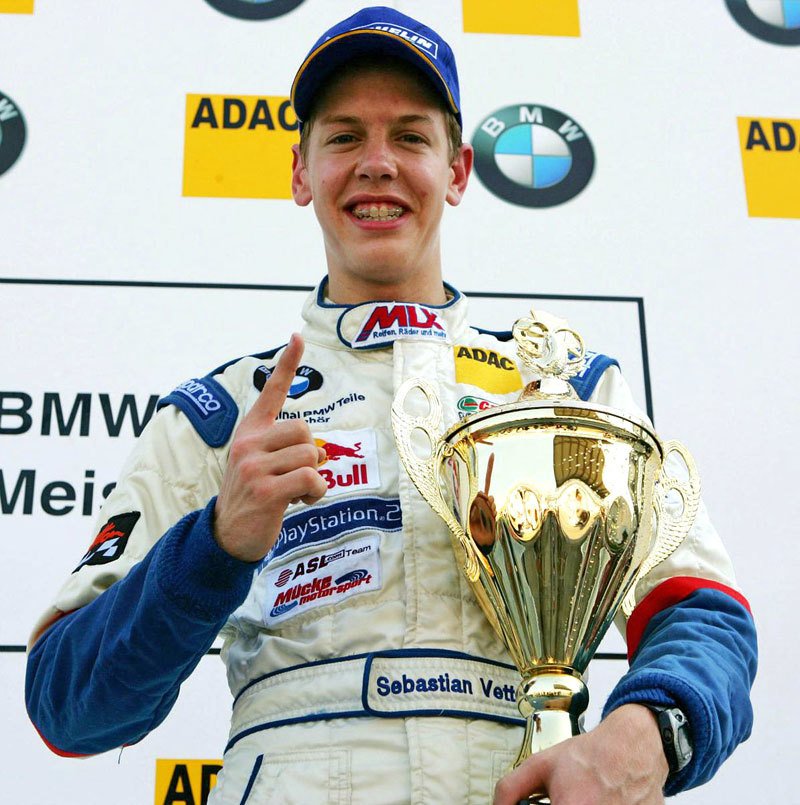 Sebastian Vettel v roce 2004, kdy mu bylo sedmnáct let a zářil ve formuli BMW. Teď je čtyřnásobným šampionem F1.