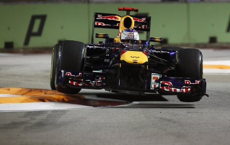Vettelův monopost v Singapuru doslova létal.