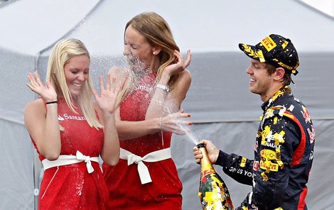 Vettel kropí sličné hostesky šampaňským.