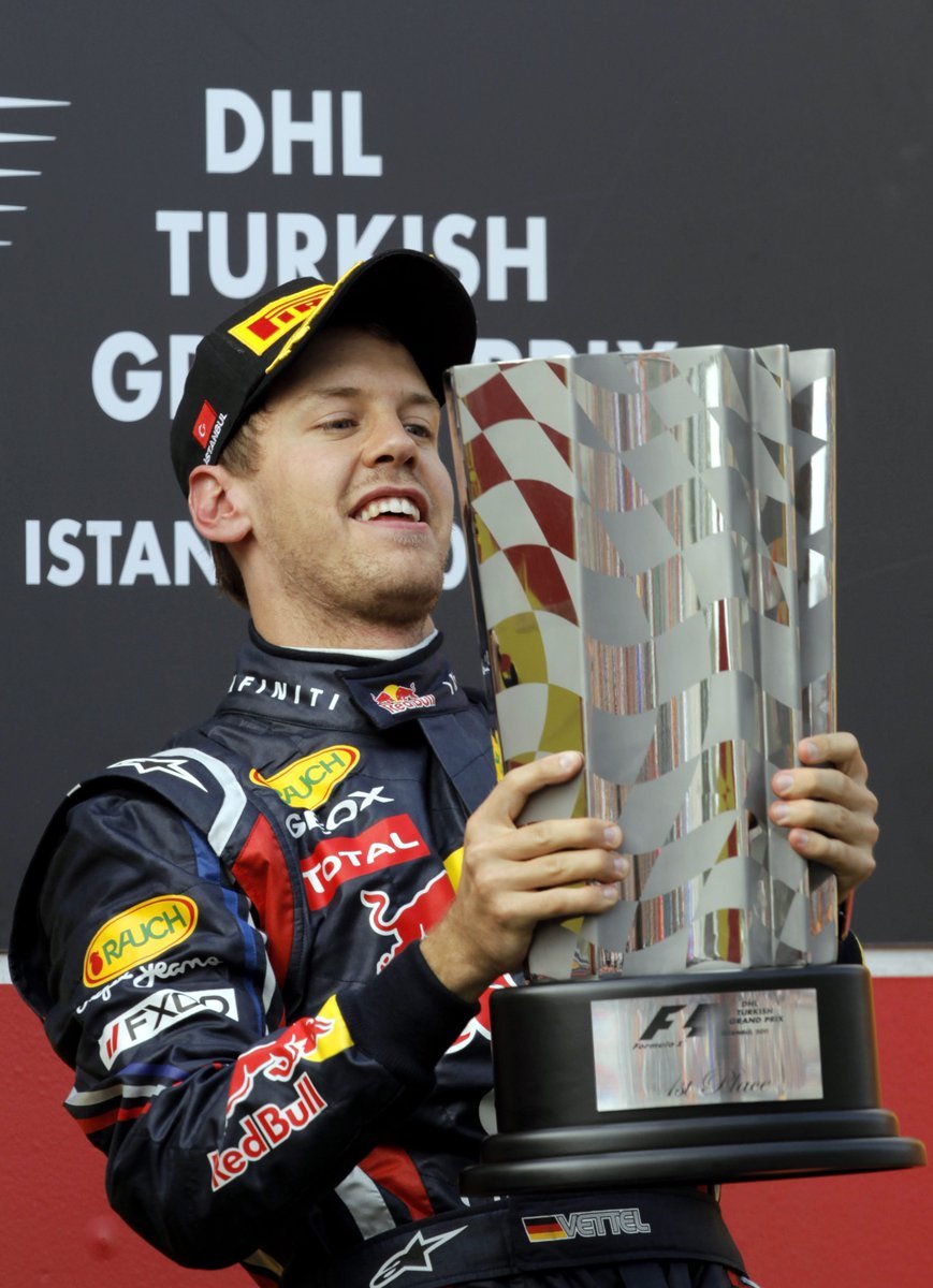 Sebastian Vettel si vychutnává další triumf.