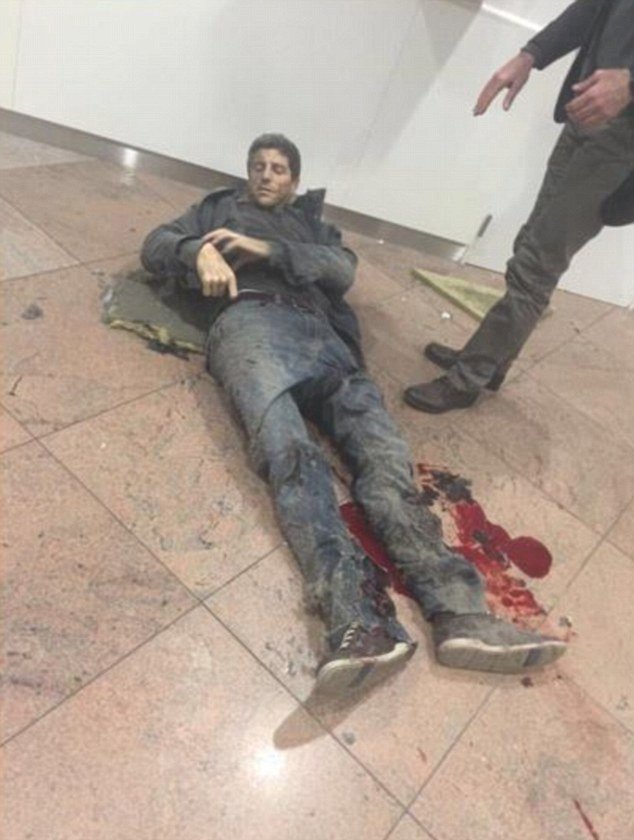 Basketbalista Sebastien Bellin byl vyfocen v kaluži krve na bruselském letišti.