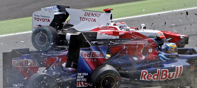 Jarno Trulli a Sebastien Bourdais v kolízii na Veľkej cene Španielska.