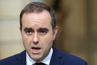 Vládní chaos ve Francii: Macron premiérem opět jmenoval Lecornua