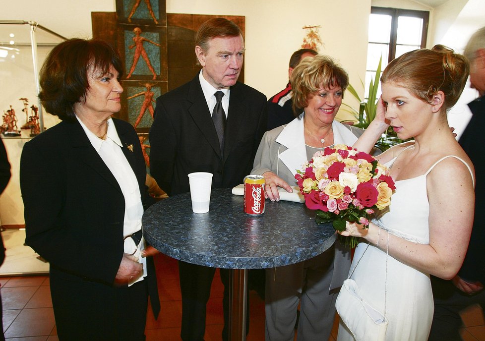 Epizodní roli dostal Josef Šebek v seriálu Ordinace v růžové zahradě. Na fotce je se Zdenou Herfortovou a Monikou Zoubkovou.
