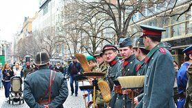 V centru Prahy stáli vojáci s košťaty. Snažili se ukázat Pražanům, že zákon proti regulaci zbraní a sebeobranných prostředků ze strany EU není ku prospěchu naší ochrany.