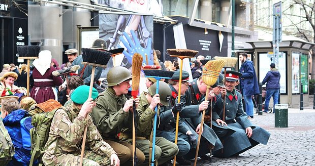 V centru Prahy stáli vojáci s košťaty. Snažili se ukázat Pražanům, že zákon proti regulaci zbraní a sebeobranných prostředků ze strany EU není ku prospěchu naší ochrany.