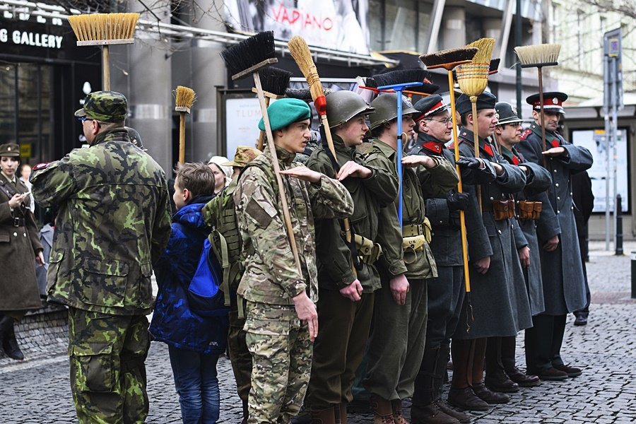 V centru Prahy stáli vojáci s košťaty. Snažili se ukázat Pražanům, že zákon proti regulaci zbraní a sebeobranných prostředků ze strany EU není ku prospěchu naší ochrany.