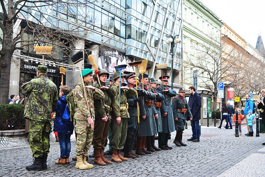 V centru Prahy stáli vojáci s košťaty. Snažili se ukázat Pražanům, že zákon proti regulaci zbraní a sebeobranných prostředků ze strany EU není ku prospěchu naší ochrany.