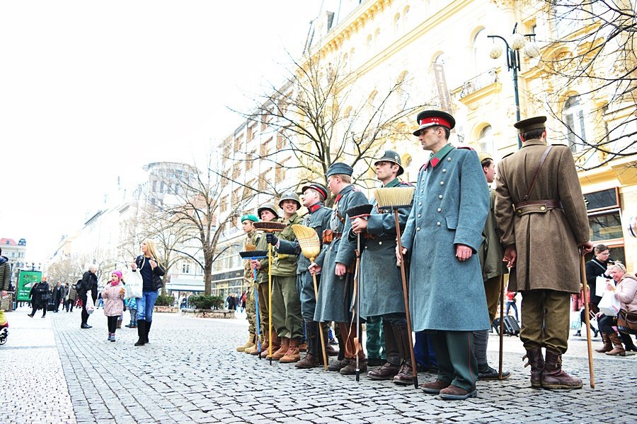 V centru Prahy stáli vojáci s košťaty. Snažili se ukázat Pražanům, že zákon proti regulaci zbraní a sebeobranných prostředků ze strany EU není ku prospěchu naší ochrany.