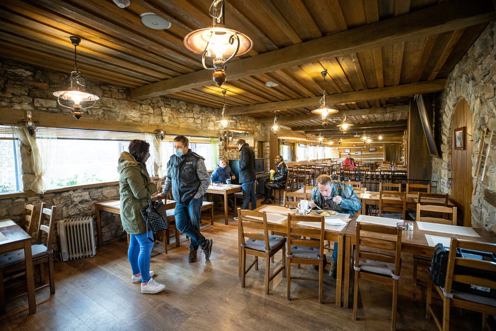 Restaurace Šeberák otevřela i přes zákaz v pátek. Navečer už ale měla zavřeno. (27. listopadu 2020).