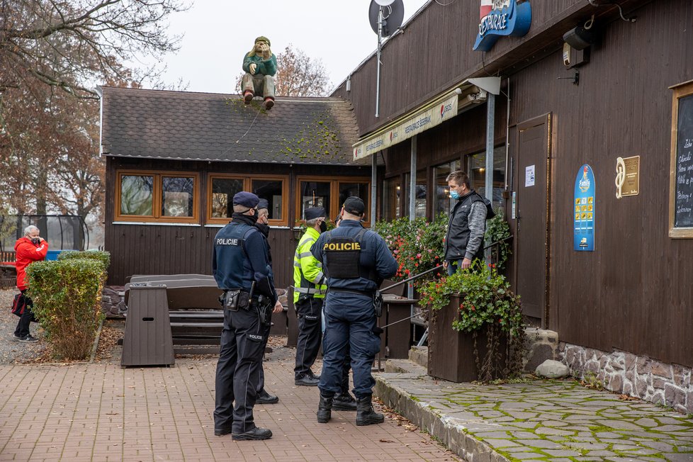 Restaurace Šeberák otevřela i přes zákaz v pátek. Navečer už ale měla zavřeno. (27. listopadu 2020).