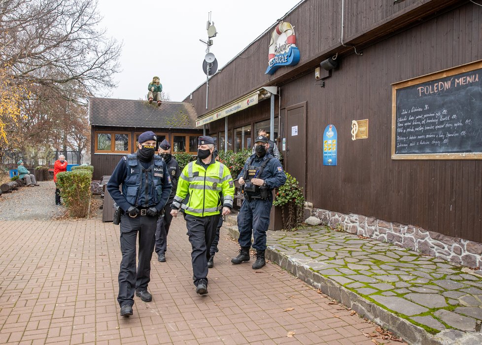 Restaurace Šeberák otevřela i přes zákaz v pátek. Navečer už ale měla zavřeno. (27. listopadu 2020).