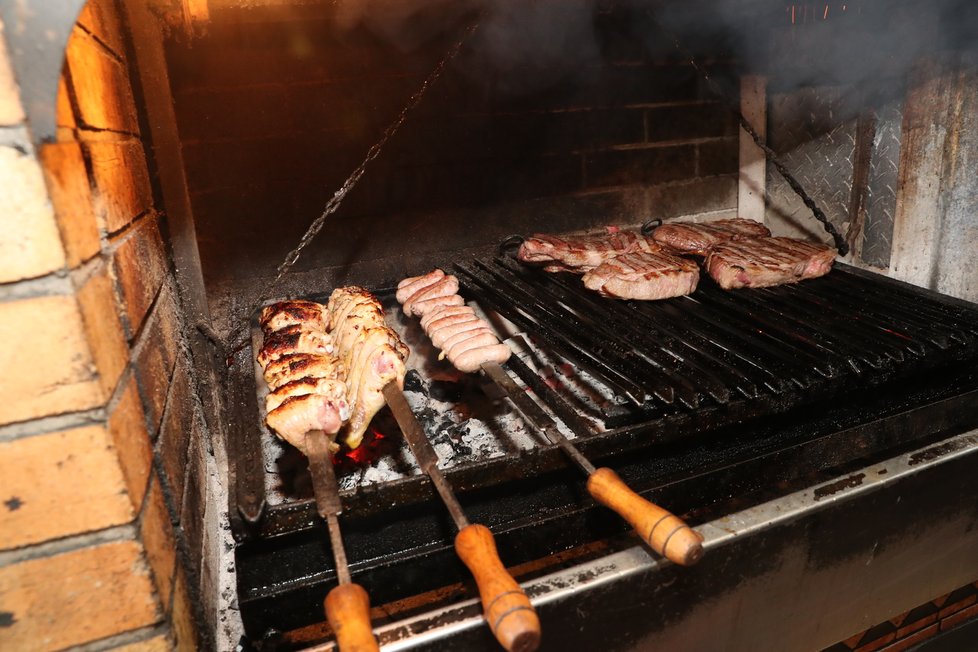 Téměř na denním pořádku je podle Diega v Paraguayi grilované maso. Ne náhodou se také restaurace, v níž momentálně pracuje, nazývá El Asador - ve volném překladu totiž znamená gril.