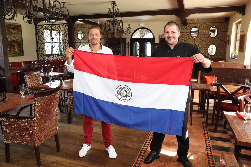 Za provozem restaurace stojí Jakub Erben (vlevo), který žil léta v Argentině a v Paraguayi. Do Čech se vrátil proto, aby zde otevřel autentickou jihoamerickou restauraci, ve které je Diego šéfkuchařem.