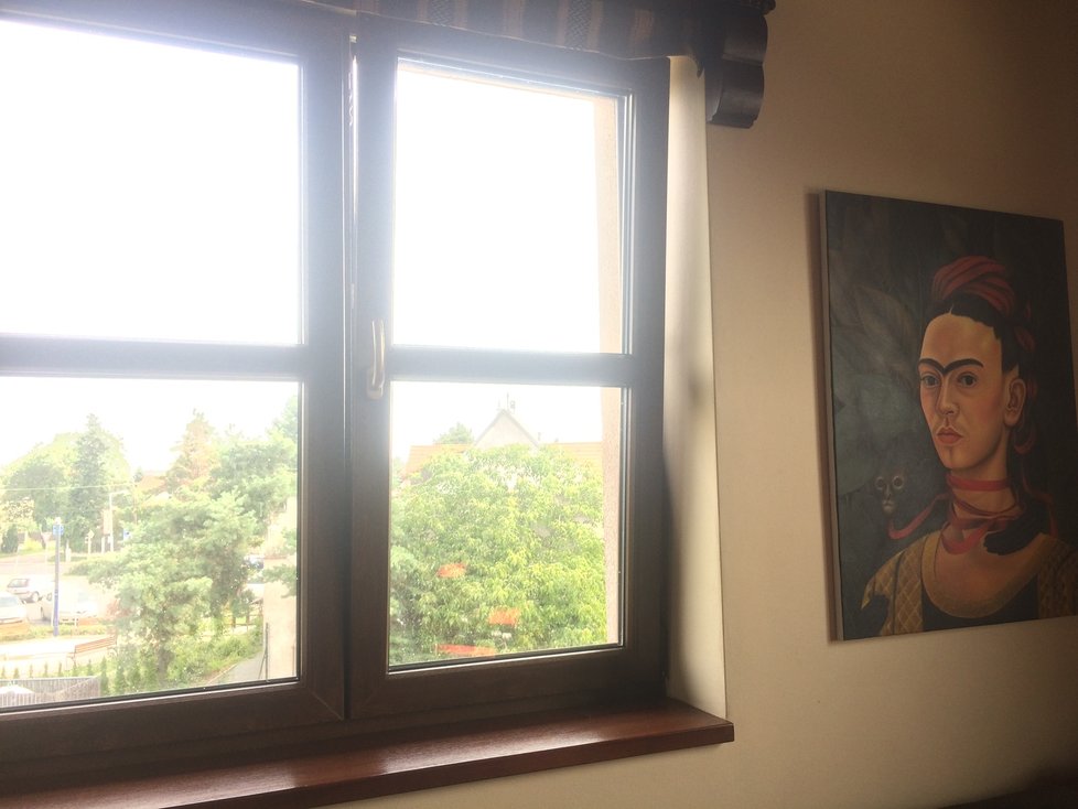 Interiér zdobí také autoportrét Fridy Kahlo. O originál nicméně doopravdy nejde.