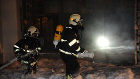 Zasahující hasiči u požáru trafostanice v Šeberově